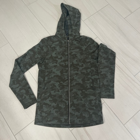 lululemon athletica Jackets & Blazers - Like New 💙 Lululemon Athletica Forme Fit Camouflage Hoodie